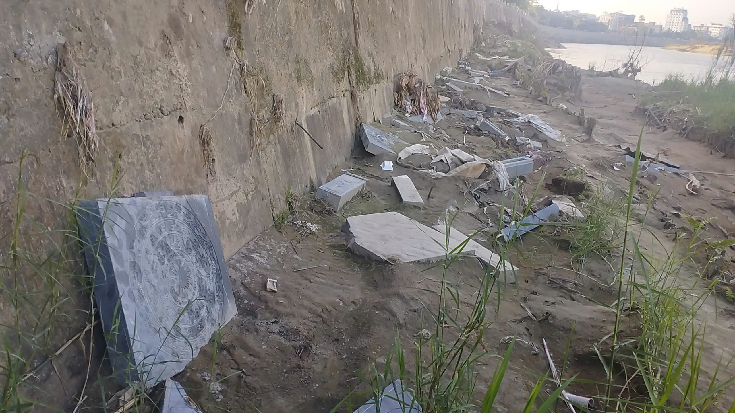 V&igrave; sao lan can đ&aacute; tiền tỷ ở L&agrave;o Cai hư hỏng nặng sau mưa b&atilde;o?- Ảnh 5.