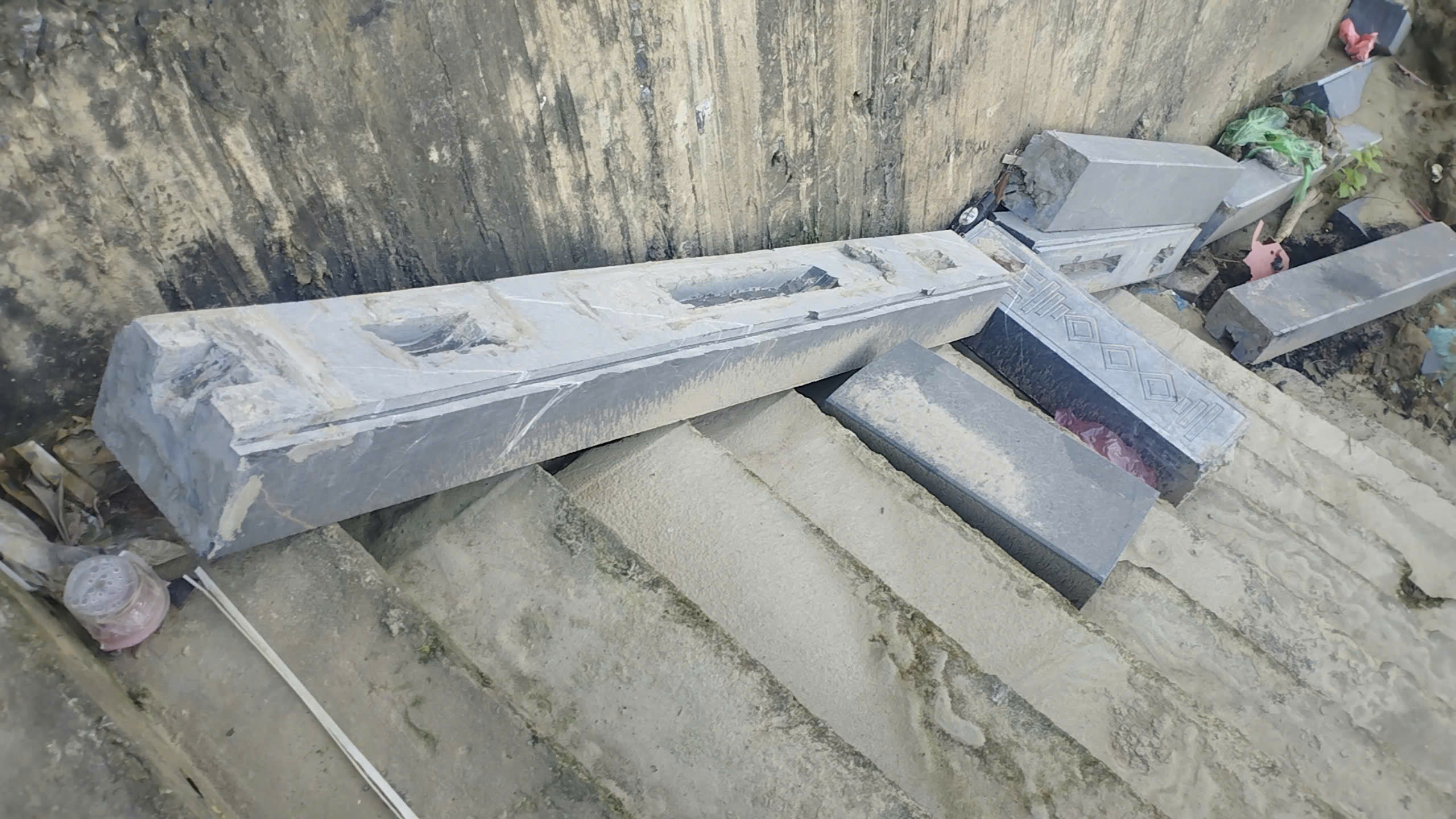 V&igrave; sao lan can đ&aacute; tiền tỷ ở L&agrave;o Cai hư hỏng nặng sau mưa b&atilde;o?- Ảnh 8.