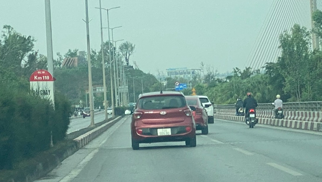Giật m&igrave;nh cảnh xe m&aacute;y nườm nượp đi v&agrave;o l&agrave;n &ocirc; t&ocirc; tr&ecirc;n cầu B&atilde;i Ch&aacute;y- Ảnh 3.