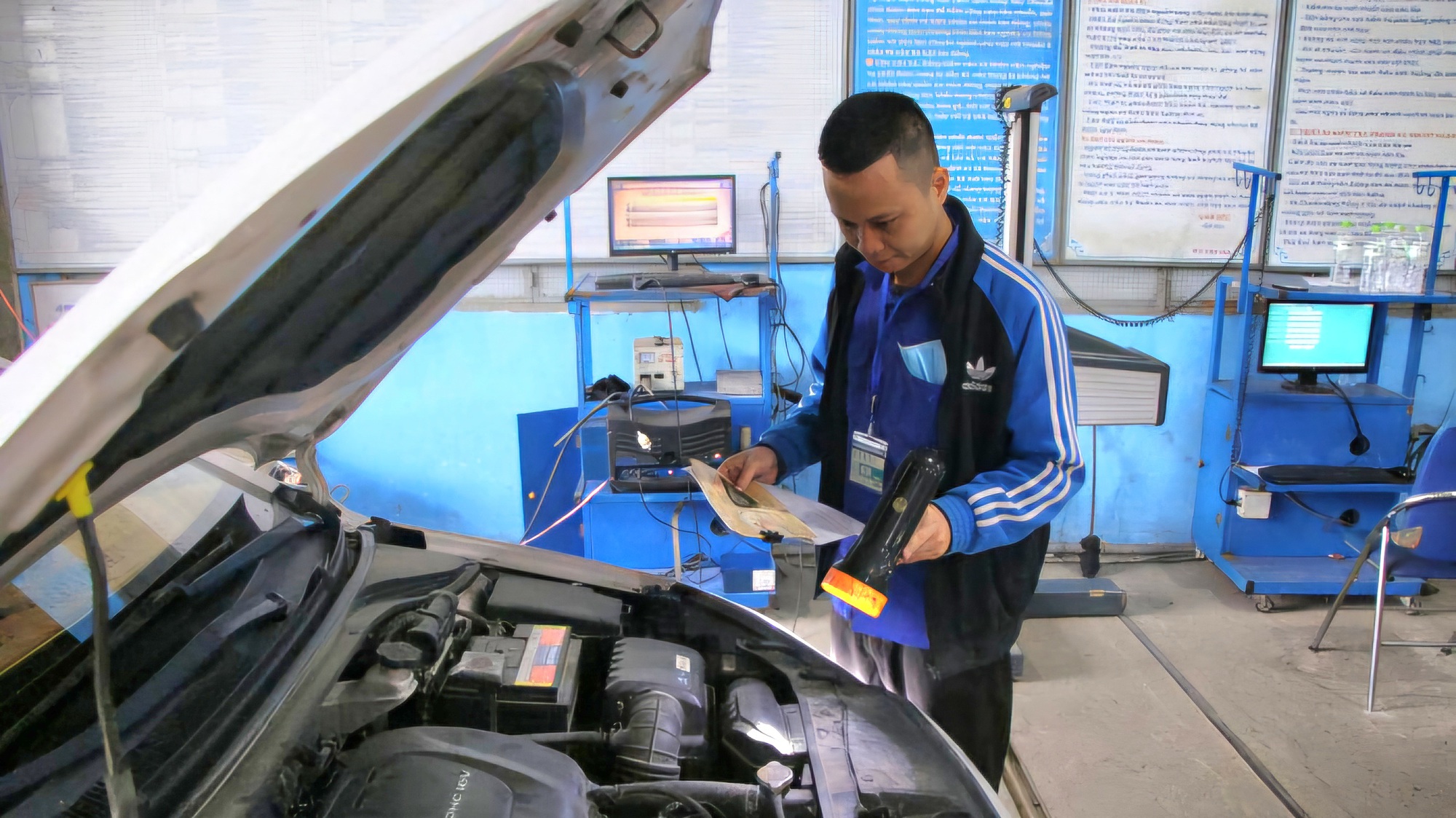 Mạo danh c&aacute;n bộ gọi điện y&ecirc;u cầu thay đổi định danh biển số xe &ocirc; t&ocirc; để lừa đảo- Ảnh 1.