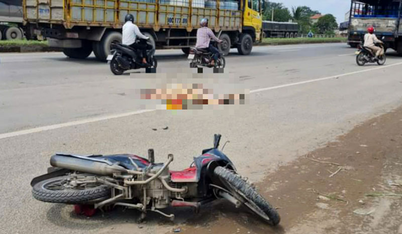 Hiện trường vụ tai nạn giao th&ocirc;ng khiến người đ&agrave;n &ocirc;ng đi xe m&aacute;y tử vong tại chỗ.