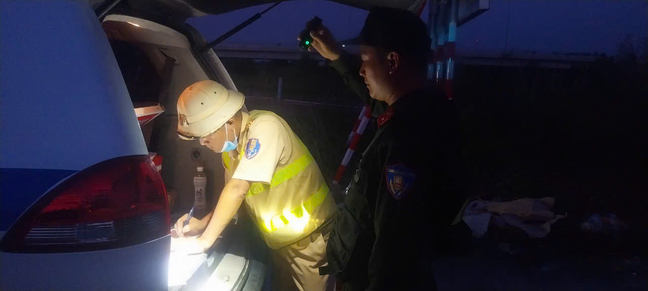 Xe kh&aacute;ch chạy l&ugrave;i tr&ecirc;n cao tốc Phan Thiết - Dầu Gi&acirc;y bị phạt bao nhi&ecirc;u tiền?- Ảnh 2.