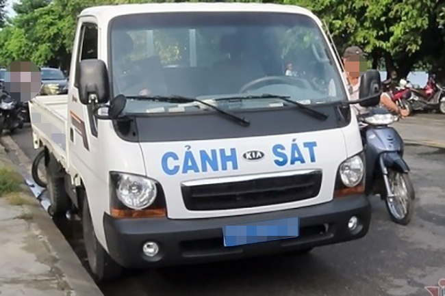 Nhận tiền từ "b&agrave; tr&ugrave;m", cựu c&ocirc;ng an d&ugrave;ng &ocirc; t&ocirc; biển xanh chở ma t&uacute;y đi cất giấu- Ảnh 1.