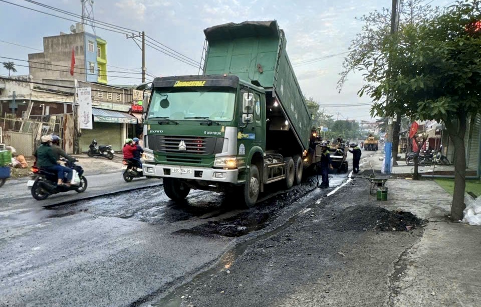 Xuy&ecirc;n đ&ecirc;m duy tu, dặm v&aacute; loạt đường lớn ở Đồng Nai- Ảnh 3.