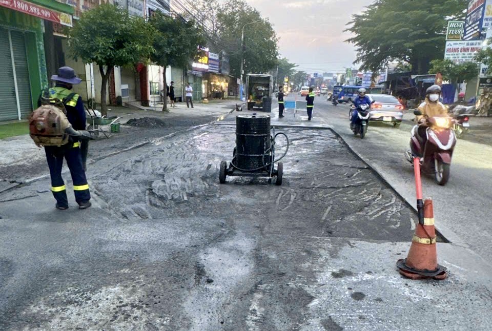 Xuy&ecirc;n đ&ecirc;m duy tu, dặm v&aacute; loạt đường lớn ở Đồng Nai- Ảnh 6.