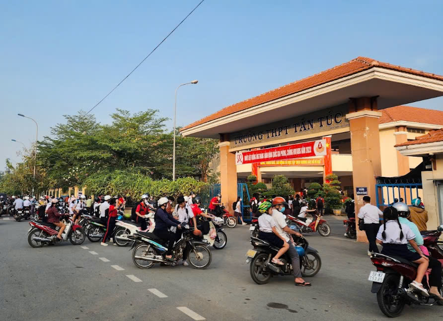 TP.HCM: Thực hư nam sinh cấp 3 đặt thiết bị quay l&eacute;n trong nh&agrave; vệ sinh nữ- Ảnh 1.