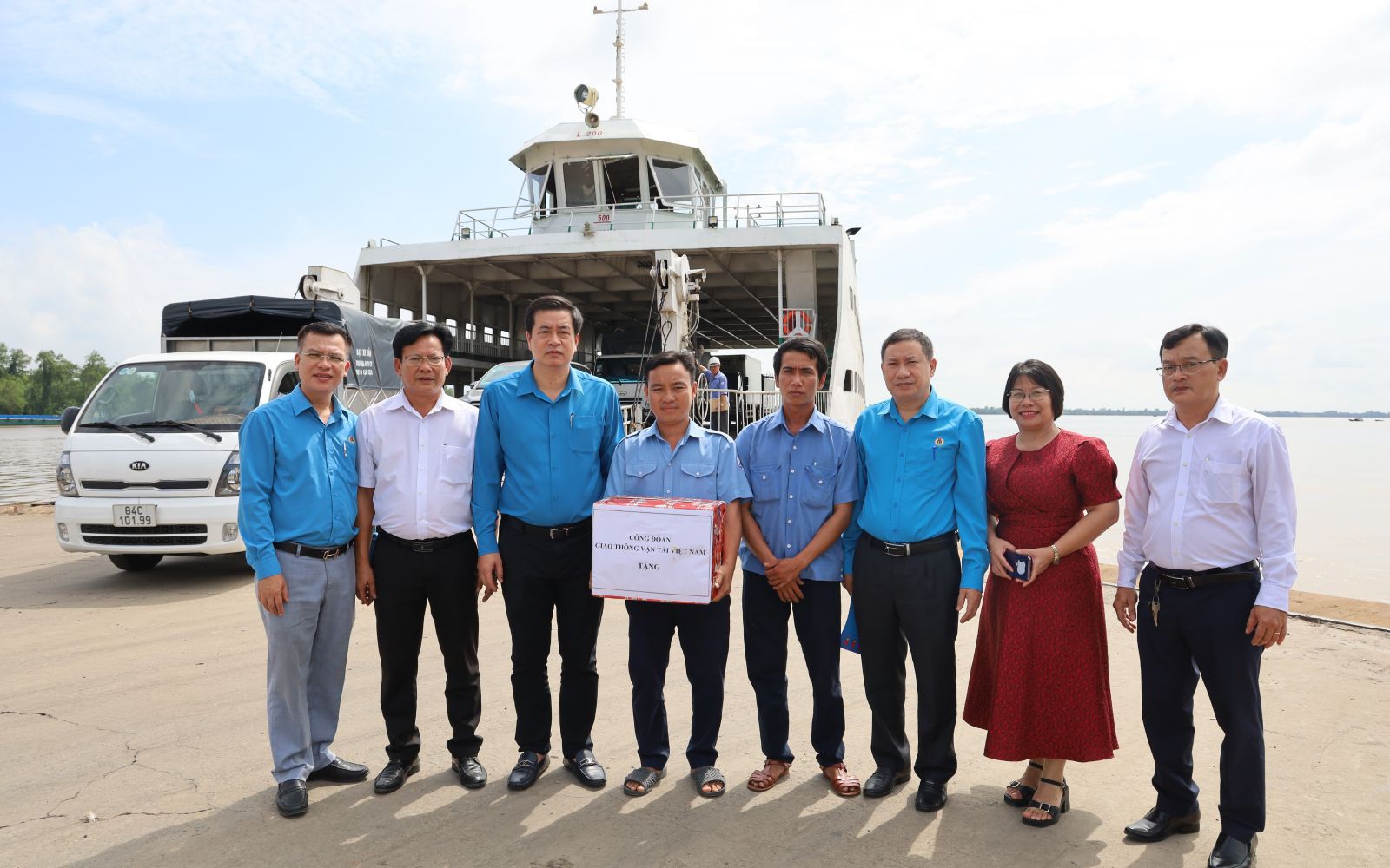 C&ocirc;ng đo&agrave;n GTVT trao qu&agrave;, động vi&ecirc;n người lao động h&agrave;ng hải, đường bộ miền T&acirc;y