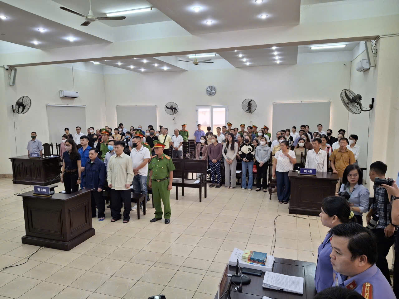 Vụ ch&aacute;y karaoke An Ph&uacute; l&agrave;m 32 người chết: Cựu đội ph&oacute; ph&ograve;ng ch&aacute;y bị đề nghị 7-8 năm t&ugrave;- Ảnh 1.