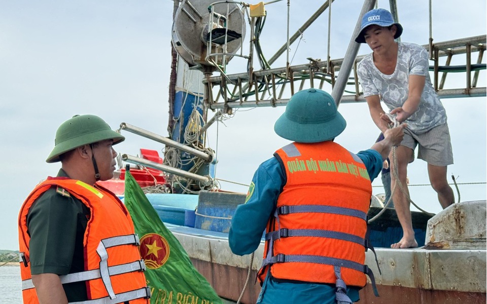 Quảng Ng&atilde;i 'đ&oacute;ng' cửa biển, cấm t&agrave;u thuyền xuất bến từ trưa nay