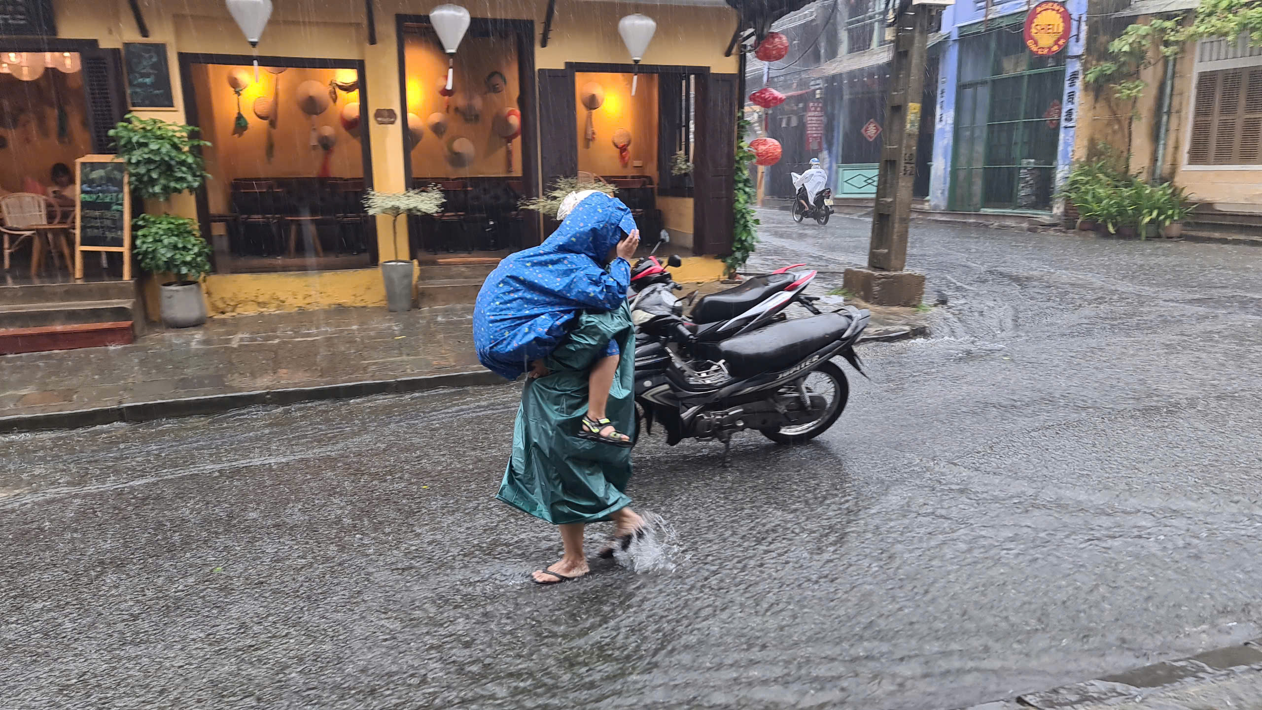 Quảng Nam: K&egrave; bờ s&ocirc;ng ngăn sạt lở, ch&egrave;n m&aacute;i nh&agrave; chống b&atilde;o Trami- Ảnh 8.