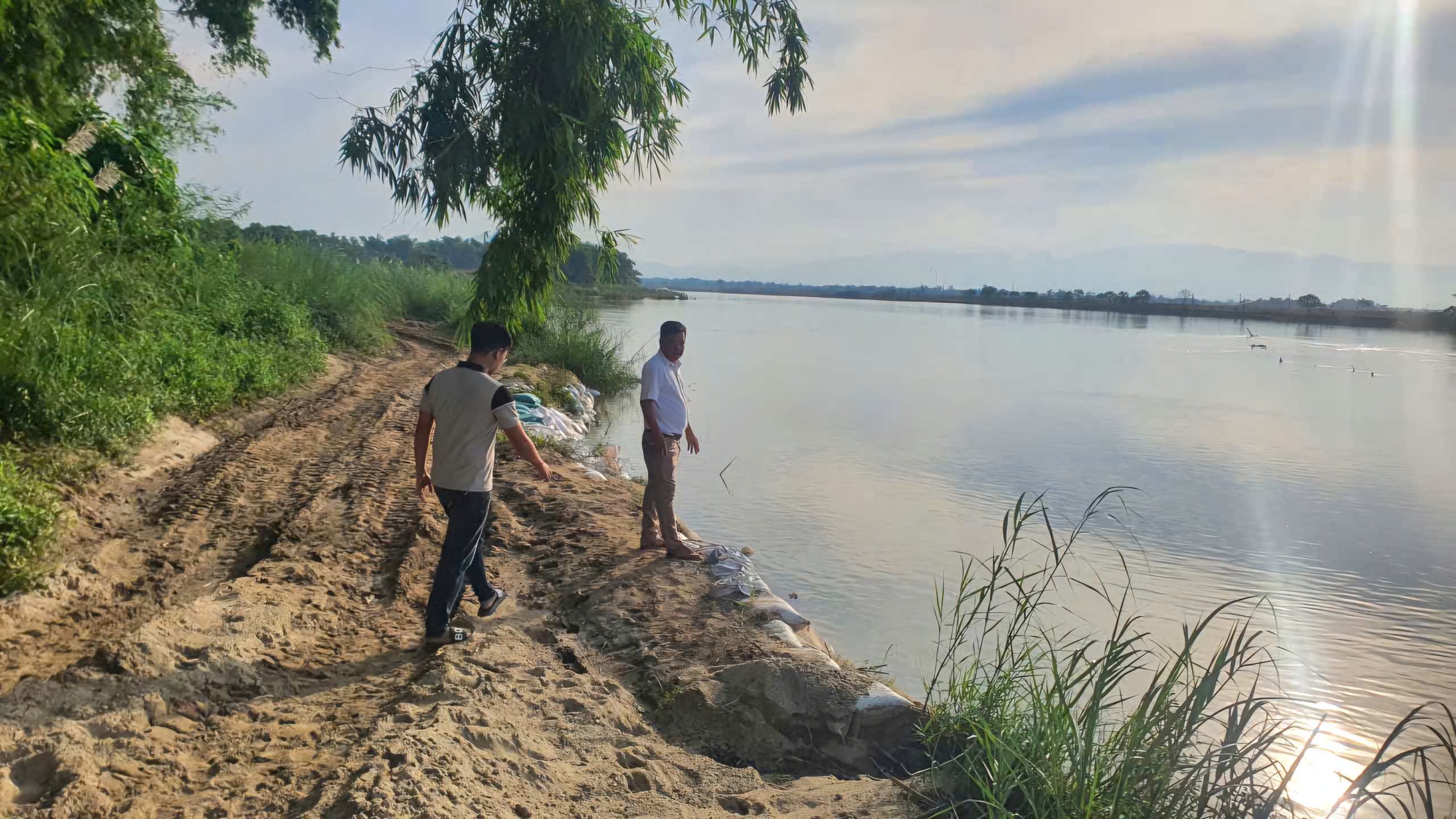 Quảng Nam: K&egrave; bờ s&ocirc;ng ngăn sạt lở, ch&egrave;n m&aacute;i nh&agrave; chống b&atilde;o Trami- Ảnh 2.