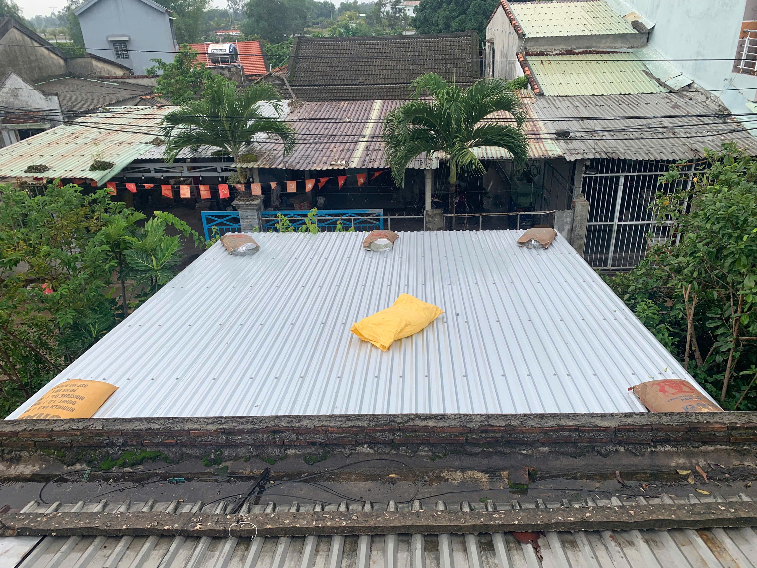 Quảng Nam: K&egrave; bờ s&ocirc;ng ngăn sạt lở, ch&egrave;n m&aacute;i nh&agrave; chống b&atilde;o Trami- Ảnh 7.