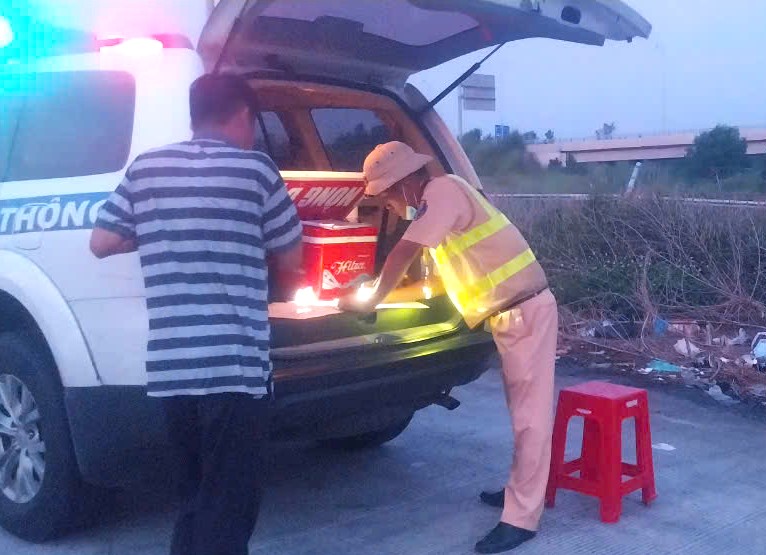 Xe kh&aacute;ch chạy l&ugrave;i tr&ecirc;n cao tốc Phan Thiết - Dầu Gi&acirc;y chở nh&oacute;m kh&aacute;ch đi đ&aacute;nh nhau- Ảnh 1.