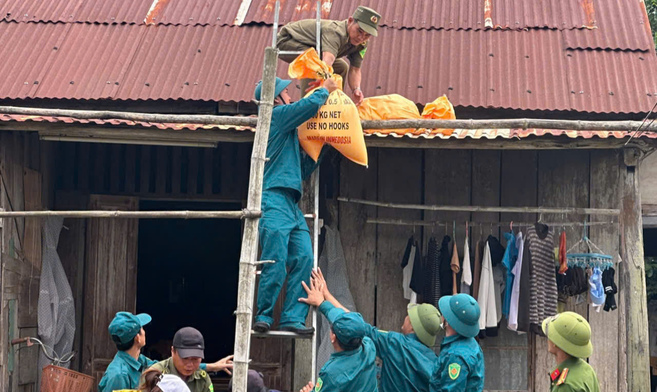 Người d&acirc;n Quảng Nam hối hả ch&egrave;n nh&agrave; chống b&atilde;o Trami- Ảnh 3.