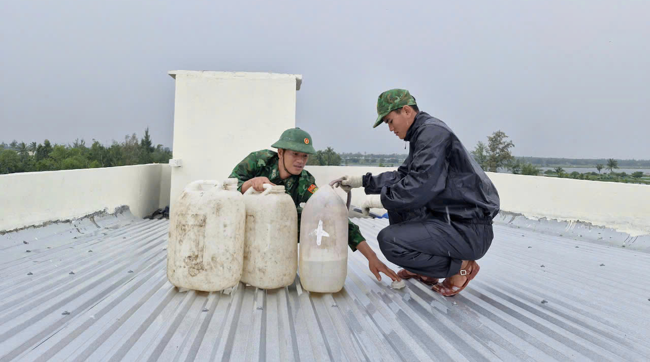 Người d&acirc;n Quảng Nam hối hả ch&egrave;n nh&agrave; chống b&atilde;o Trami- Ảnh 9.