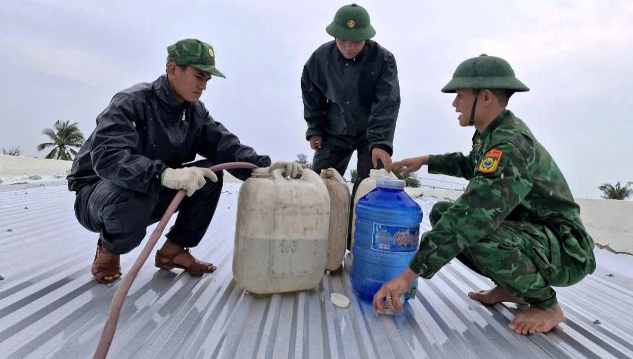 Người d&acirc;n Quảng Nam hối hả ch&egrave;n nh&agrave; chống b&atilde;o Trami- Ảnh 2.