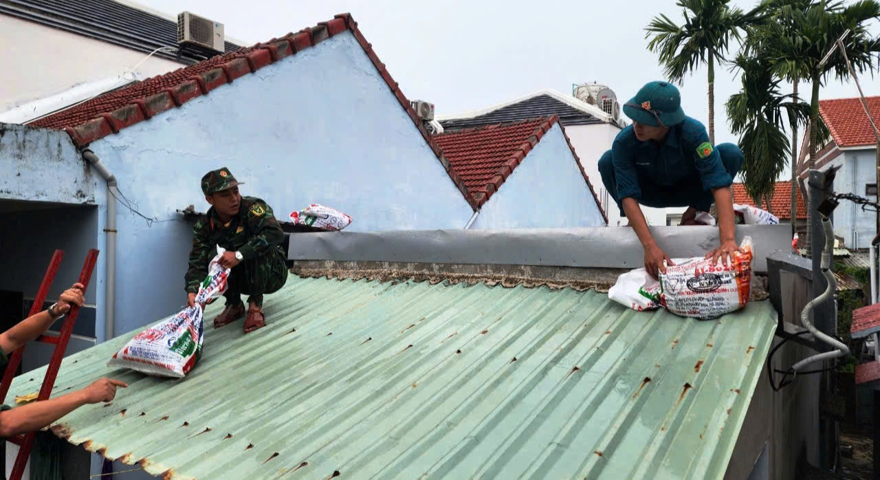 Người d&acirc;n Quảng Nam hối hả ch&egrave;n nh&agrave; chống b&atilde;o Trami- Ảnh 7.