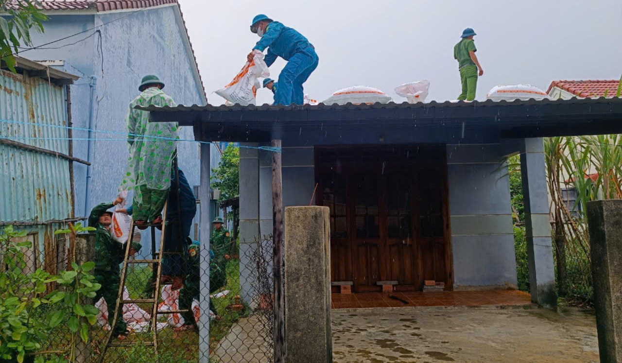 Người d&acirc;n Quảng Nam hối hả ch&egrave;n nh&agrave; chống b&atilde;o Trami- Ảnh 8.