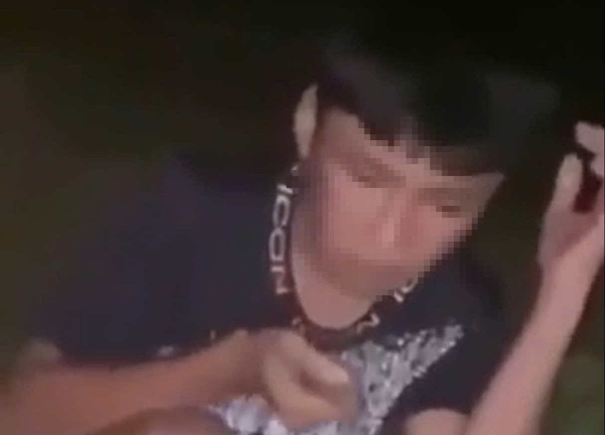 Khởi tố đối tượng dọa nạt, &eacute;p buộc nam sinh lớp 9 ở Nghệ An ăn đất- Ảnh 1.