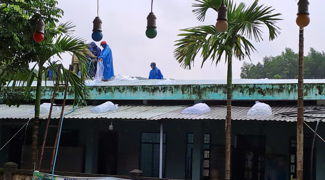 Người d&acirc;n Quảng Nam hối hả ch&egrave;n nh&agrave; chống b&atilde;o Trami- Ảnh 6.