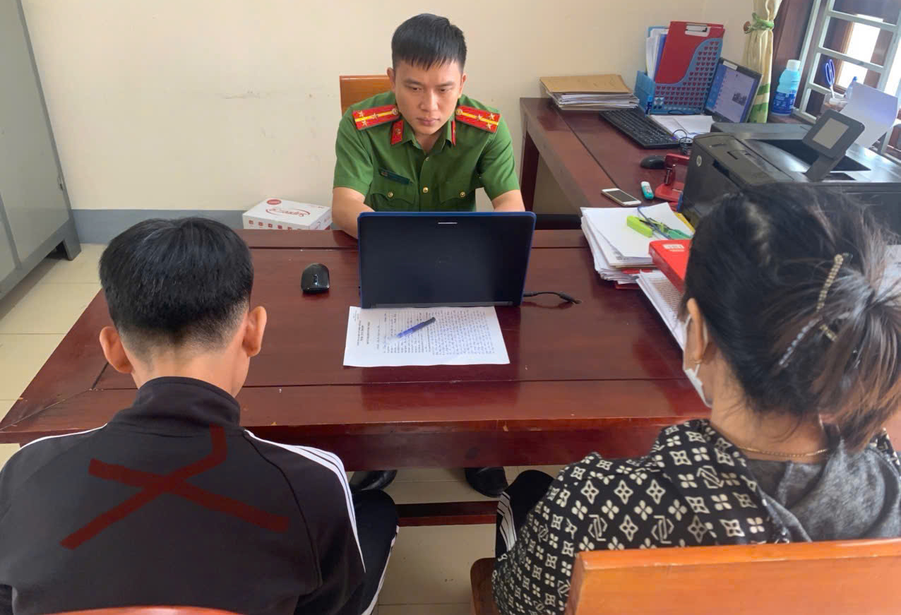 Khởi tố đối tượng dọa nạt, &eacute;p buộc nam sinh lớp 9 ở Nghệ An ăn đất- Ảnh 2.