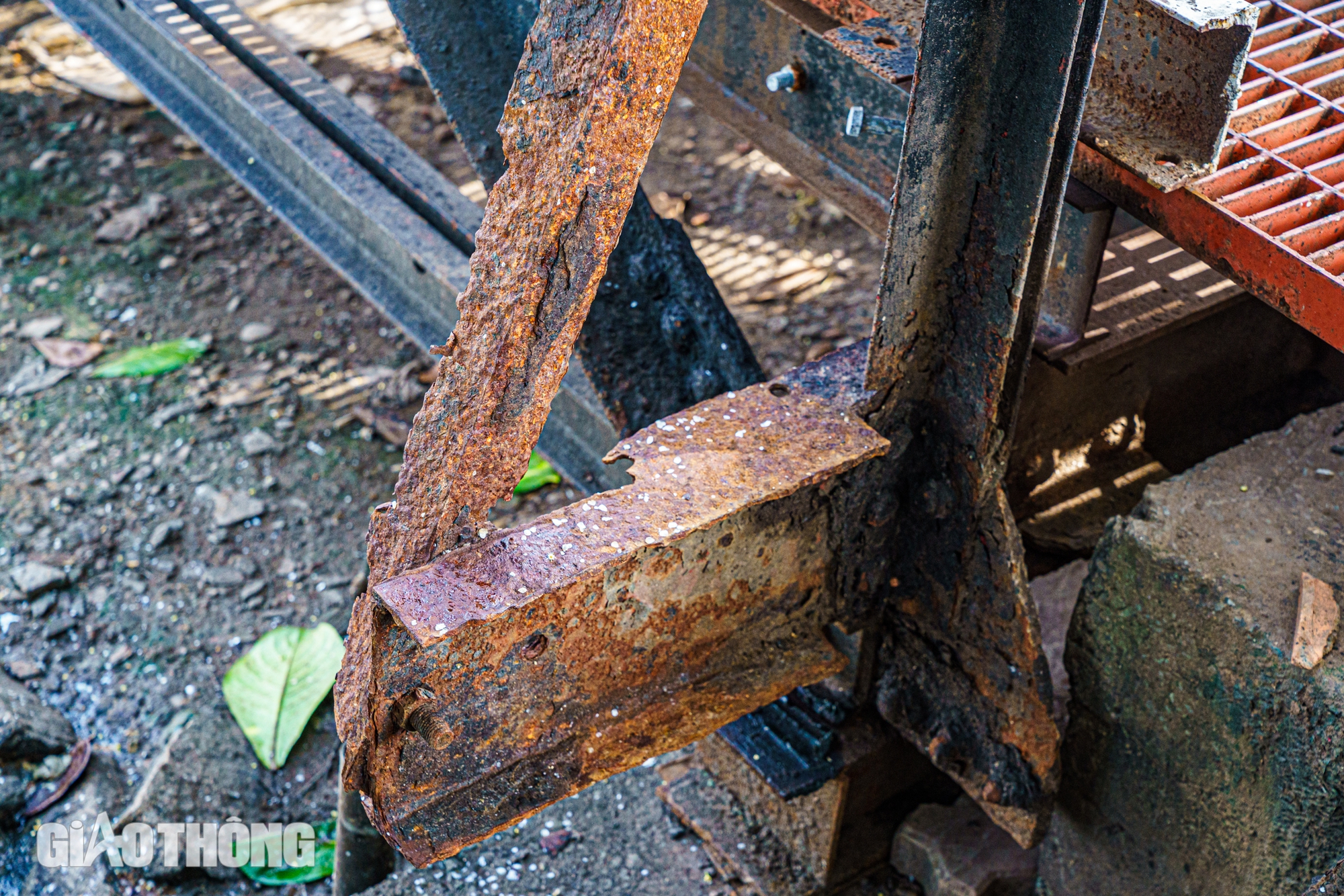 Rợn người khi qua 2 cầu sắt 50 tuổi ở cửa ng&otilde; ph&iacute;a Nam TP.HCM- Ảnh 9.