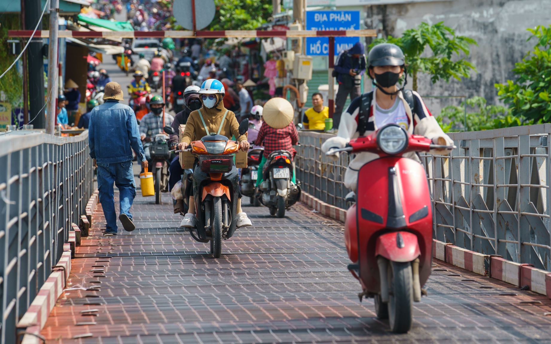 Rợn người khi qua 2 cầu sắt 50 tuổi ở cửa ng&otilde; ph&iacute;a Nam TP.HCM