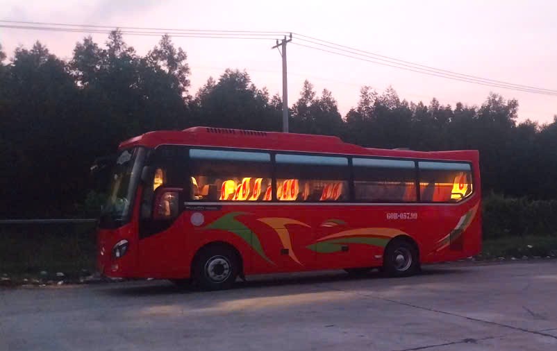 Xe kh&aacute;ch chạy l&ugrave;i tr&ecirc;n cao tốc Phan Thiết - Dầu Gi&acirc;y chở nh&oacute;m kh&aacute;ch đi đ&aacute;nh nhau- Ảnh 2.