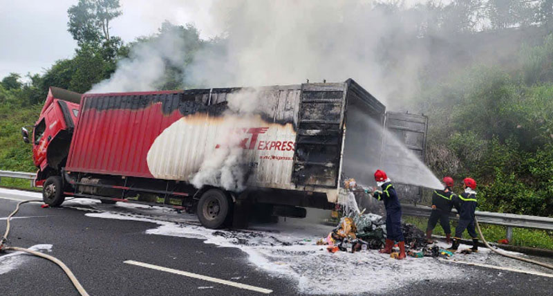 Ngọn lửa b&ugrave;ng ph&aacute;t từ th&ugrave;ng xe g&acirc;y ch&aacute;y rụi nhiều t&agrave;i sản, h&agrave;ng h&oacute;a b&ecirc;n trong.