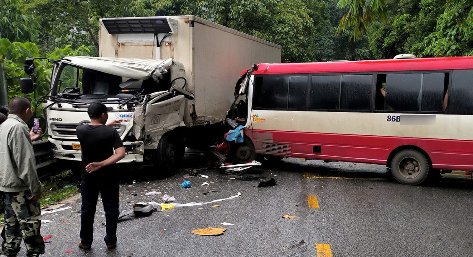 Xe khách và xe tải tông nhau, đường đèo Bảo Lộc tê liệt- Ảnh 1. Xe khách và xe tải tông nhau, đường đèo Bảo Lộc tê liệt- Ảnh 1.