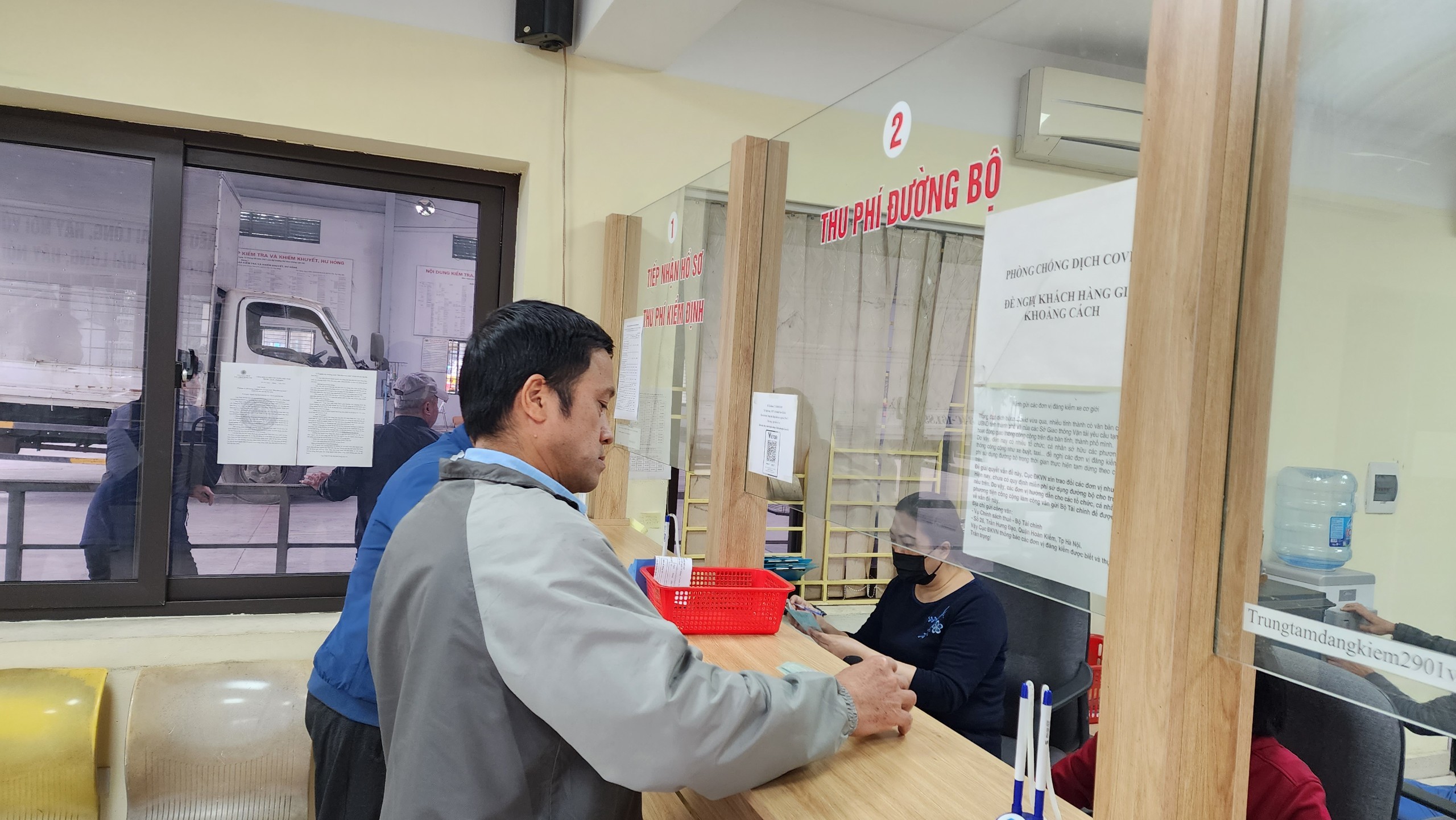 Thanh to&aacute;n điện tử trong đăng kiểm tạo thuận lợi, giảm rủi ro- Ảnh 1.