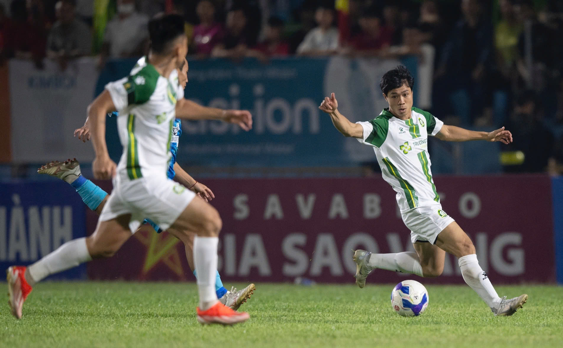 Vừa được tung h&ocirc;, C&ocirc;ng Phượng đ&atilde; trở lại mặt đất- Ảnh 1.