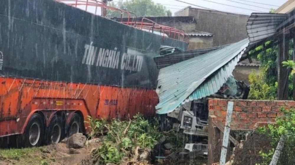 Xe đầu k&eacute;o mất l&aacute;i đ&acirc;m v&agrave;o nh&agrave; d&acirc;n ven đường- Ảnh 1.