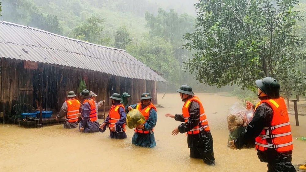 Nam thanh ni&ecirc;n bị lũ cuốn ở Quảng B&igrave;nh khi đi cứu nạn- Ảnh 1.