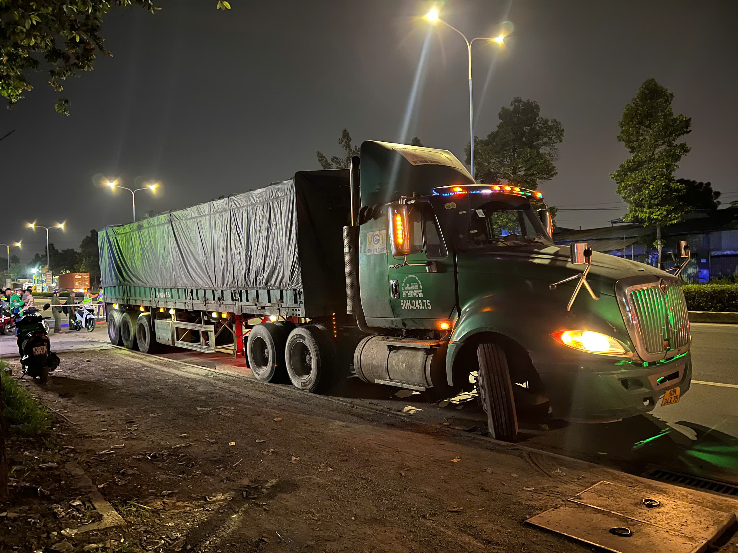 Người đ&agrave;n &ocirc;ng đi xe đạp điện bị xe container l&ugrave;i c&aacute;n tử vong- Ảnh 2.