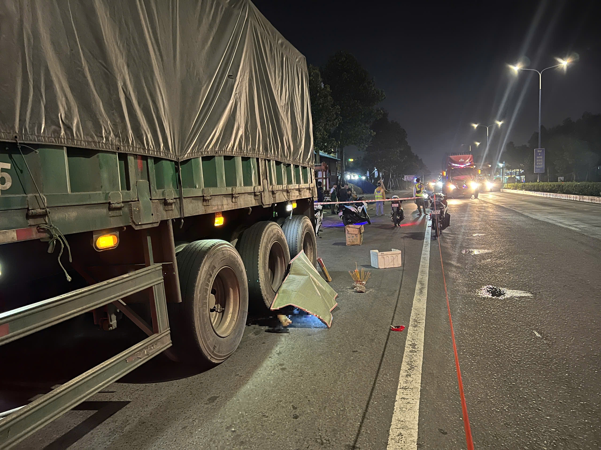 Người đ&agrave;n &ocirc;ng đi xe đạp điện bị xe container l&ugrave;i c&aacute;n tử vong- Ảnh 1.