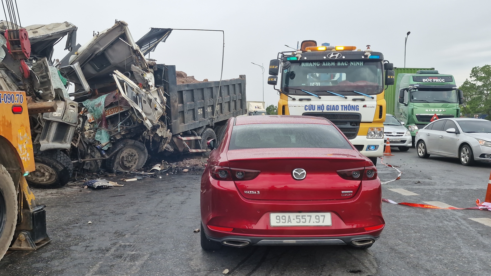 Vụ tai nạn li&ecirc;n ho&agrave;n, 2 t&agrave;i xế tử vong ở Bắc Ninh: Lai lịch 2 xe gặp nạn như thế n&agrave;o?- Ảnh 1.