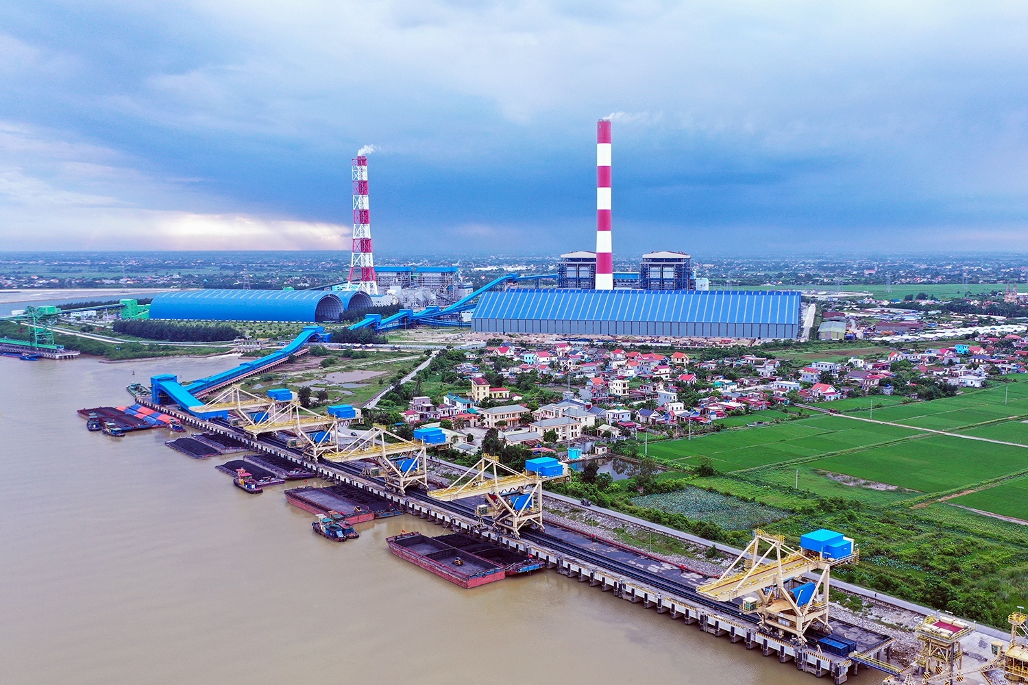 Đảng bộ Petrovietnam phấn đấu hoàn thành toàn diện các chỉ tiêu nhiệm kỳ 2020-2025- Ảnh 2. Đảng bộ Petrovietnam phấn đấu hoàn thành toàn diện các chỉ tiêu nhiệm kỳ 2020-2025- Ảnh 2.