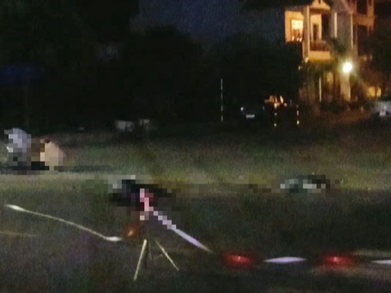 Hiện trường vụ xe m&aacute;y kẹp 3 tự g&acirc;y tai nạn, khiến 2 nam thiếu ni&ecirc;n tử vong.