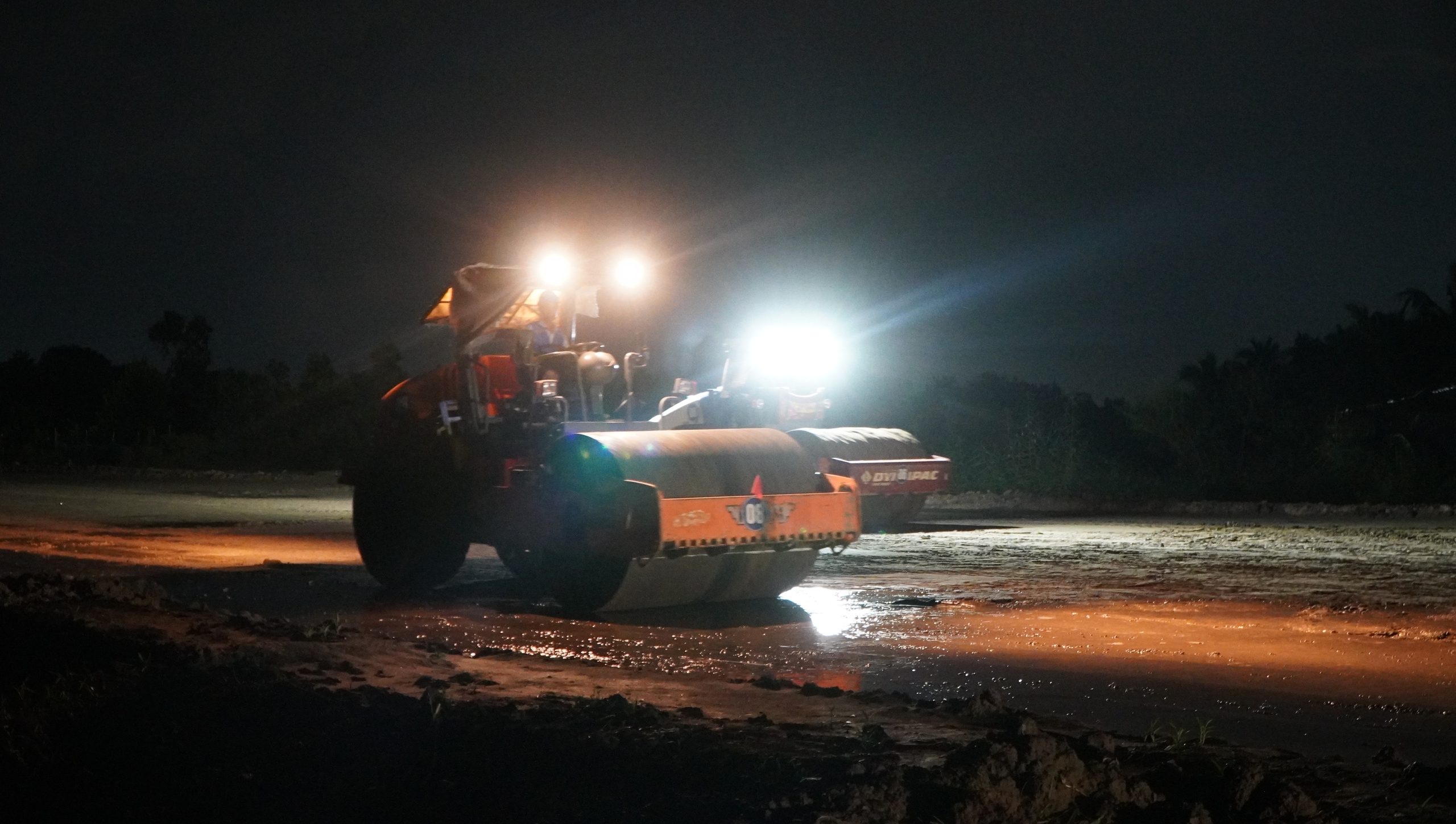 Xuyên đêm trên công trường cao tốc Cao Lãnh - An Hữu- Ảnh 3. Xuyên đêm trên công trường cao tốc Cao Lãnh - An Hữu- Ảnh 3.