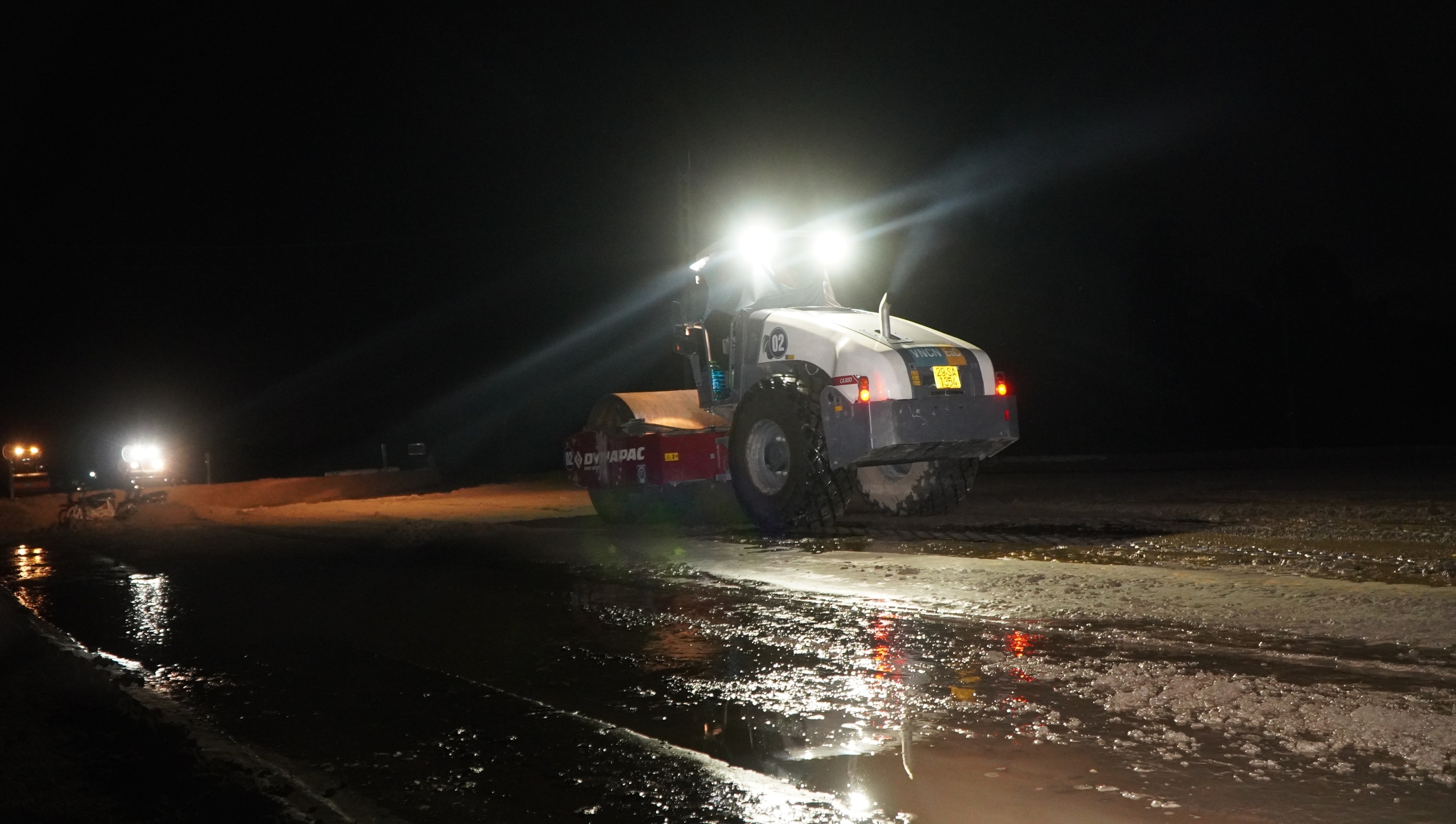 Xuyên đêm trên công trường cao tốc Cao Lãnh - An Hữu- Ảnh 4. Xuyên đêm trên công trường cao tốc Cao Lãnh - An Hữu- Ảnh 4.