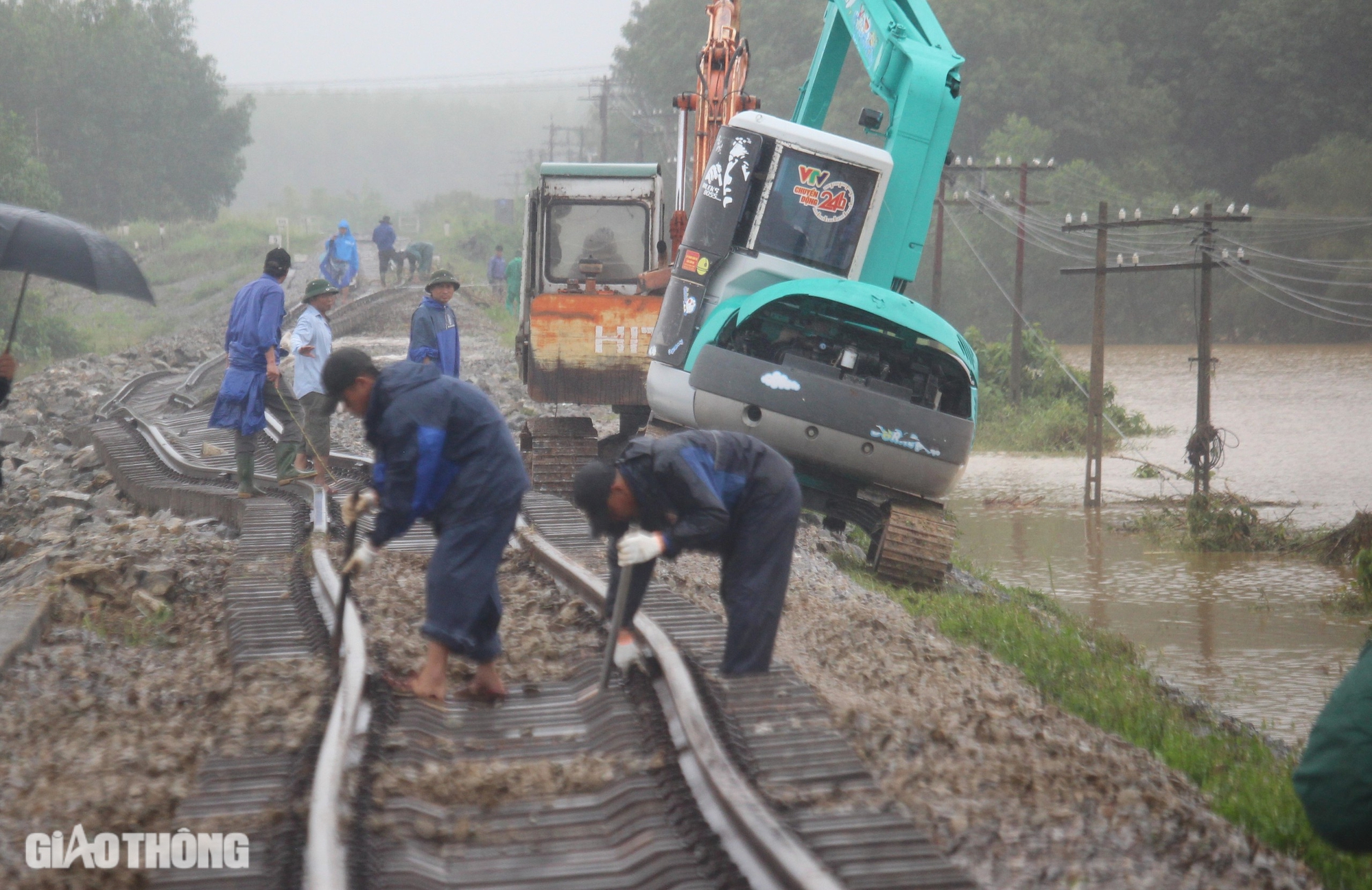 Hơn 150 c&ocirc;ng nh&acirc;n dầm mưa khắc phục sạt lở đường sắt ở Quảng Trị- Ảnh 5.