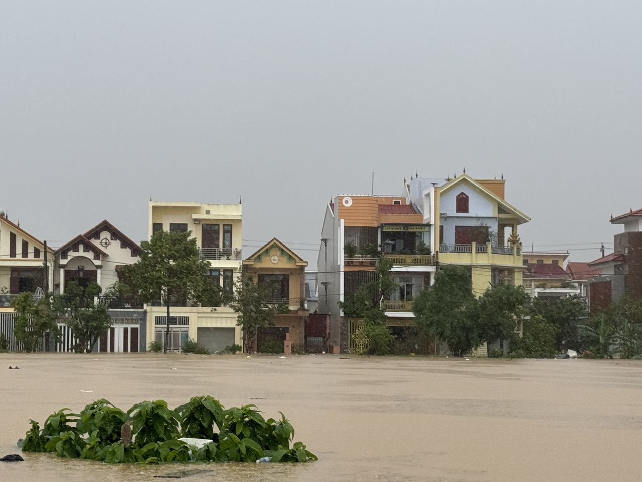 L&atilde;nh đạo v&ugrave;ng rốn lũ xin tạm dừng c&aacute;c nh&oacute;m cứu trợ để đảm bảo an to&agrave;n- Ảnh 1.