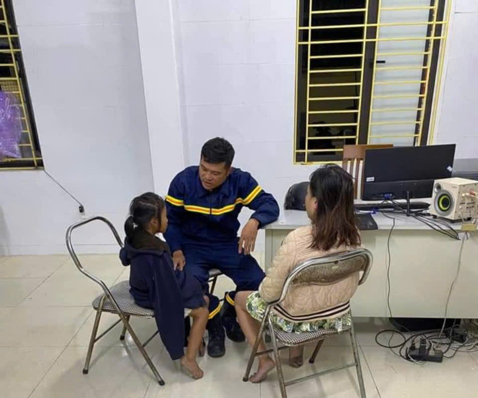 Giải cứu người mẹ &ocirc;m b&eacute; g&aacute;i g&agrave;o kh&oacute;c định nhảy cầu- Ảnh 1.