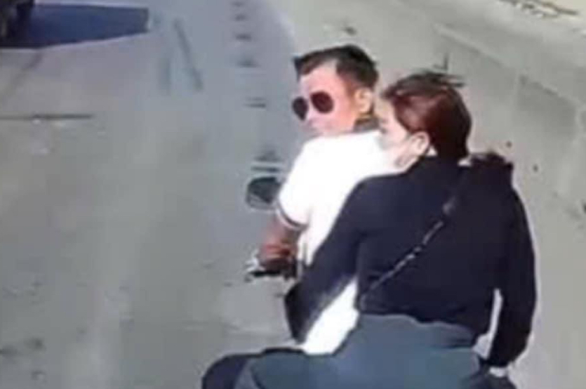 Xử phạt cặp vợ chồng đầu trần đi xe m&aacute;y v&agrave;o l&agrave;n &ocirc; t&ocirc; tr&ecirc;n QL51- Ảnh 2.