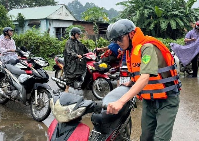 Đồng Nai: Công an xã hỗ trợ di dời tài sản, đưa người dân ra khỏi vùng ngập sâu- Ảnh 3. Đồng Nai: Công an xã hỗ trợ di dời tài sản, đưa người dân ra khỏi vùng ngập sâu- Ảnh 3.