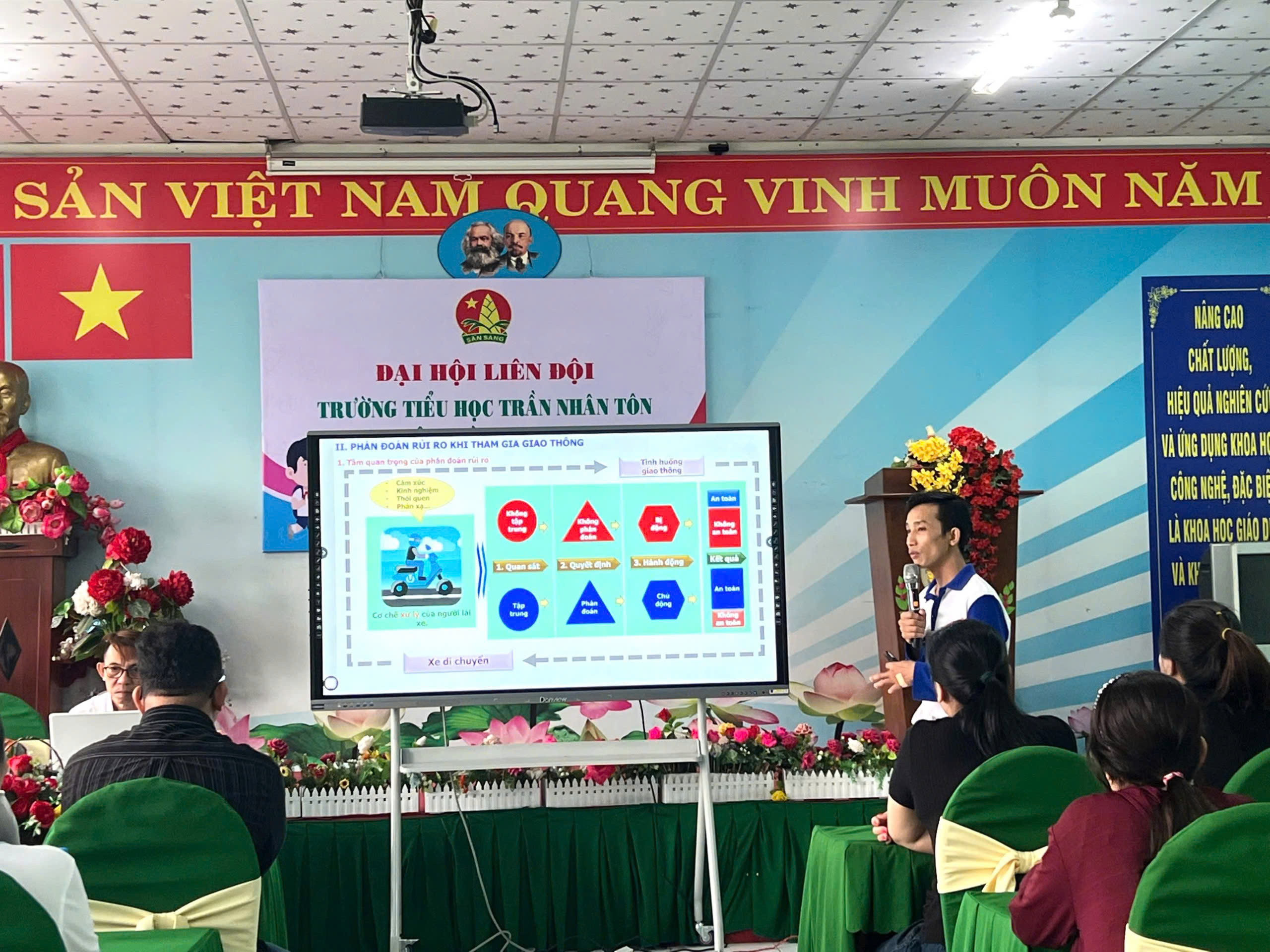 HEAD Sơn Minh trao MBH, tuy&ecirc;n truyền ATGT cho h&agrave;ng ngh&igrave;n học sinh ở huyện B&igrave;nh Ch&aacute;nh- Ảnh 2.
