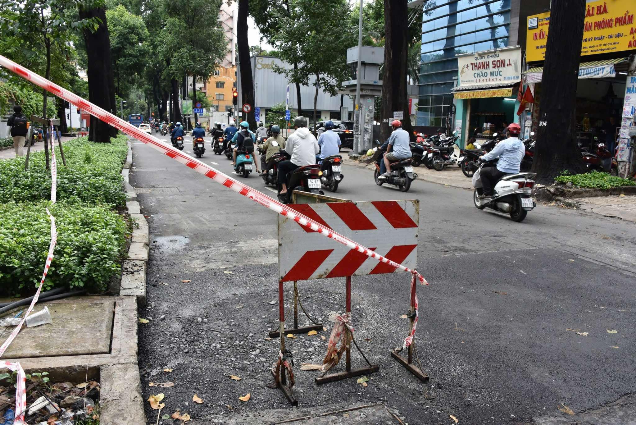 Khắc phục sự cố đường sụp l&uacute;n nửa m&eacute;t ngay trung t&acirc;m TP.HCM- Ảnh 3.
