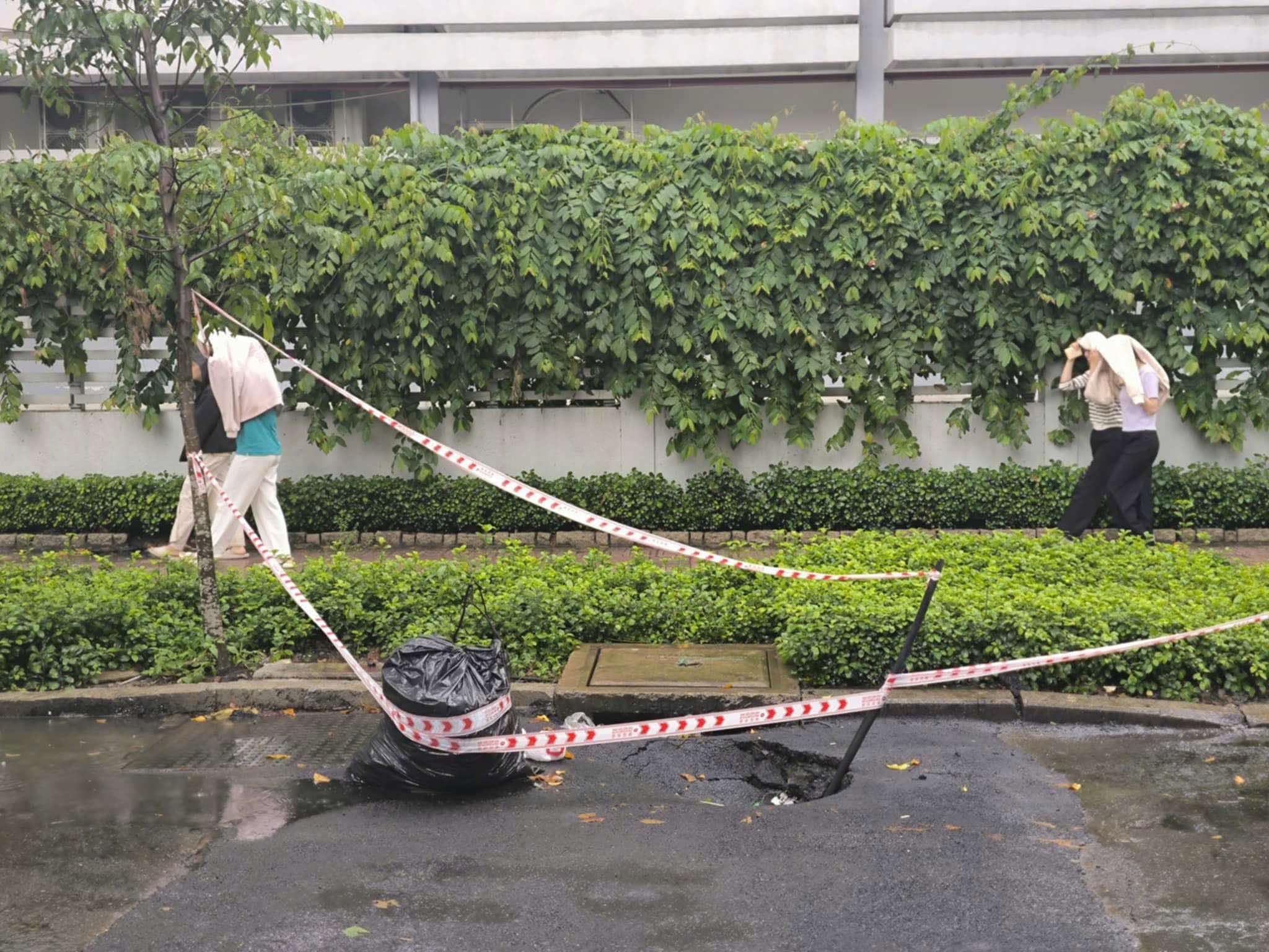 Khắc phục sự cố đường sụp l&uacute;n nửa m&eacute;t ngay trung t&acirc;m TP.HCM- Ảnh 2.