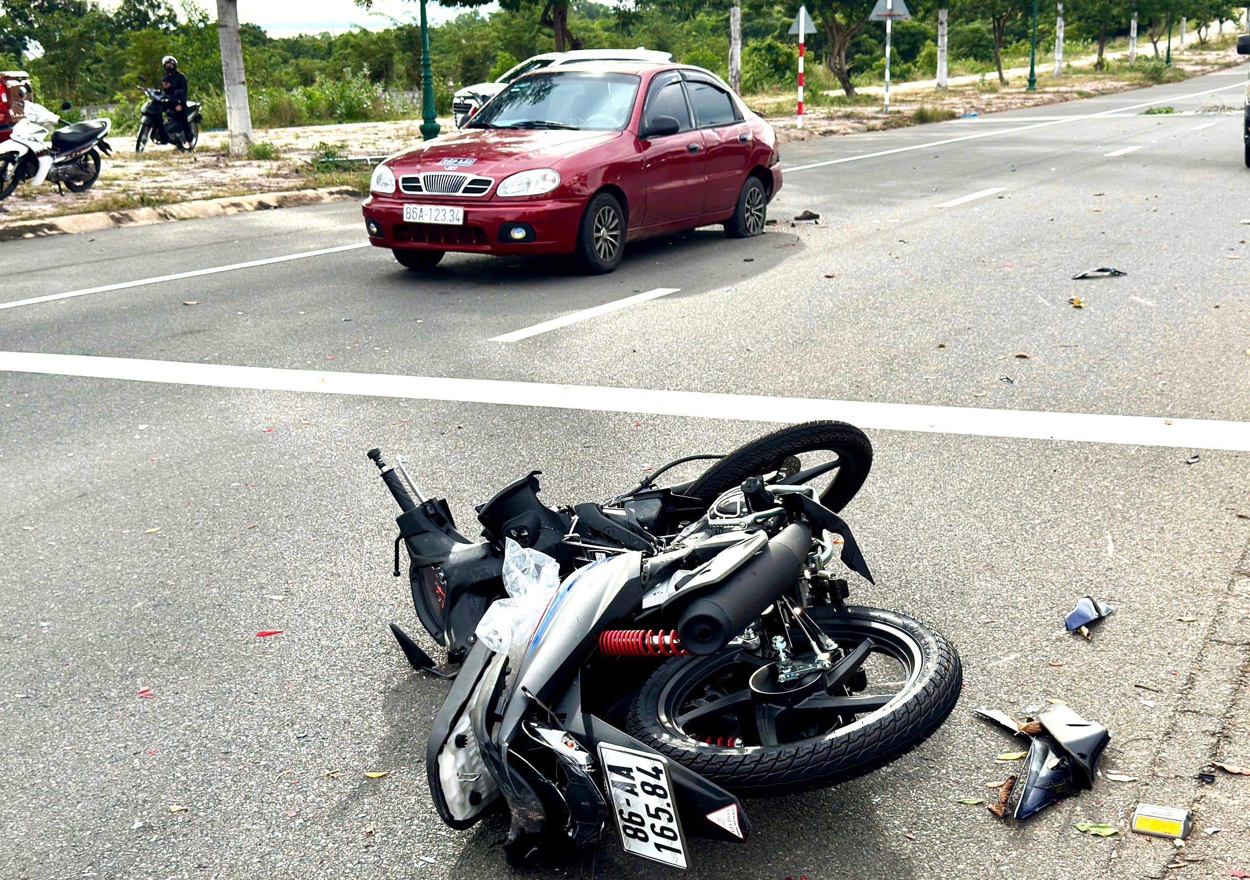 Xe tập lái va chạm xe máy, người đàn ông tử vong trên đường ven biển Phan Thiết- Ảnh 1. Xe tập lái va chạm xe máy, người đàn ông tử vong trên đường ven biển Phan Thiết- Ảnh 1.